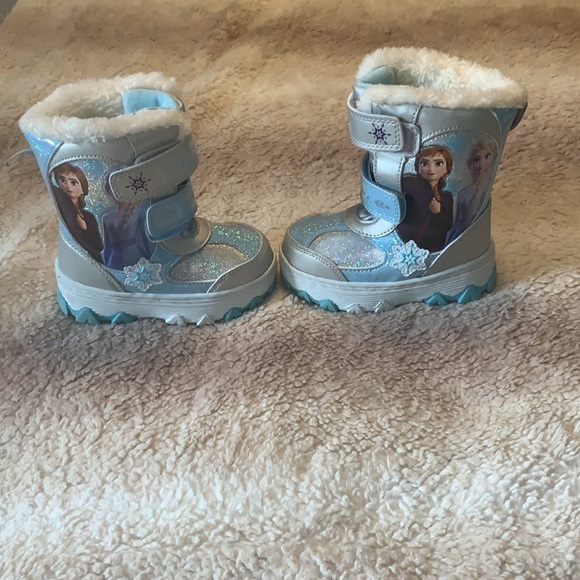 WORN ONCE SIZE 6 FROZEN WINTER BOOTS - Picture 2 of 5